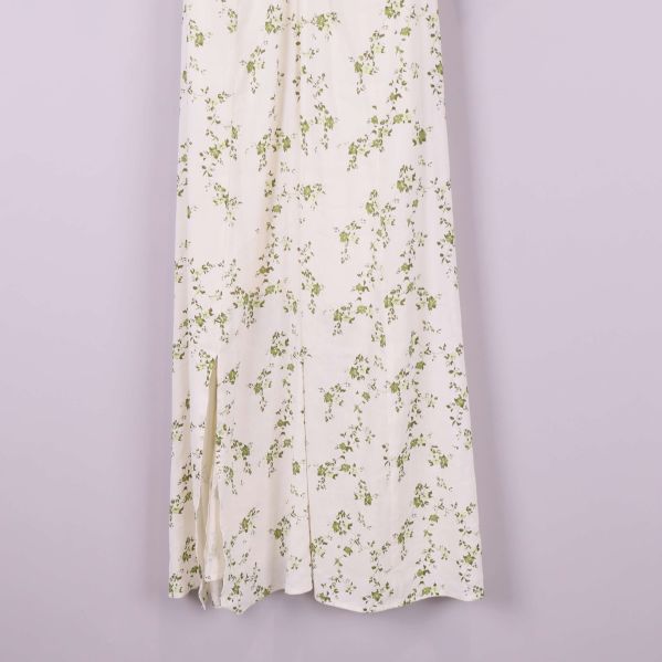 Närbild på nedre delen av klänningen med slits