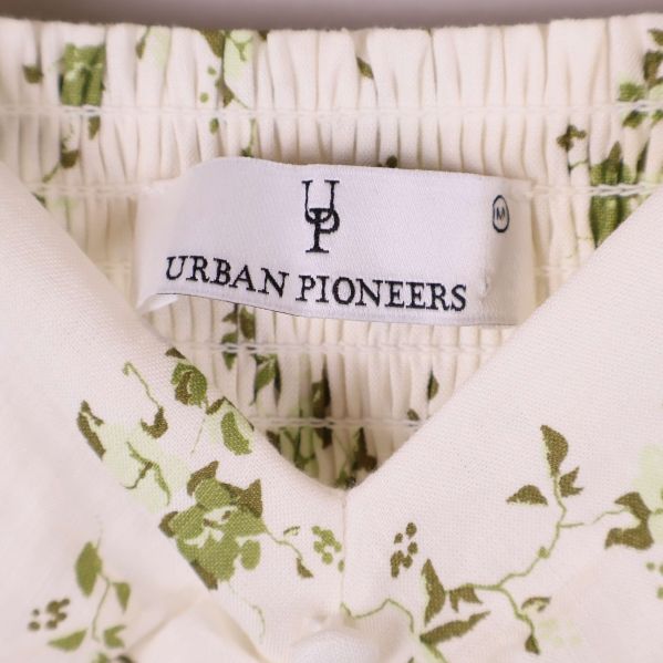 Närbild på Urban Pioneers märkesskylt i klänningens rygg