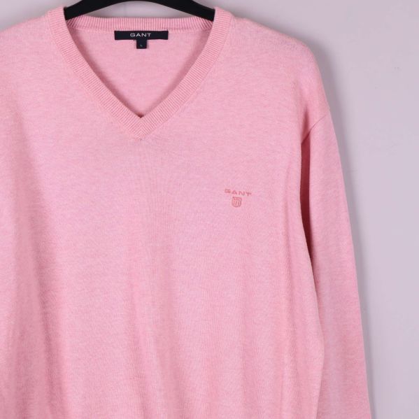 Närbild på broderad GANT-logga på bröstet