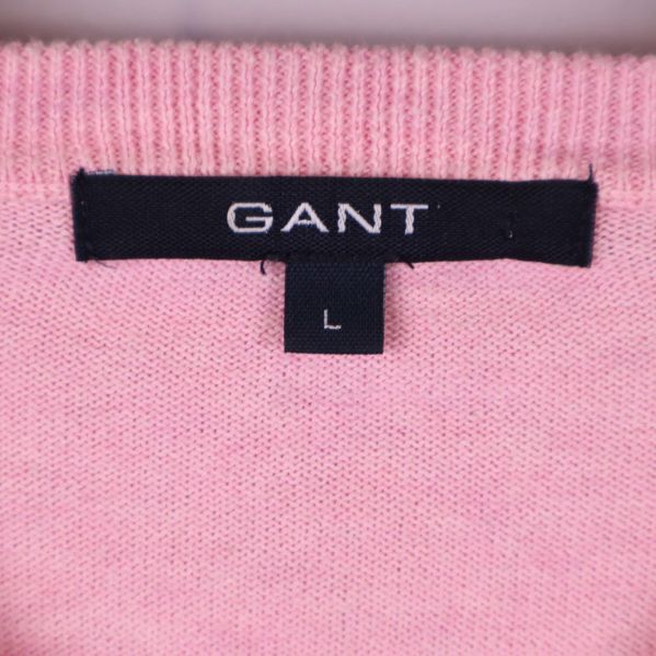 Närbild på GANT logga och storleksetikett L