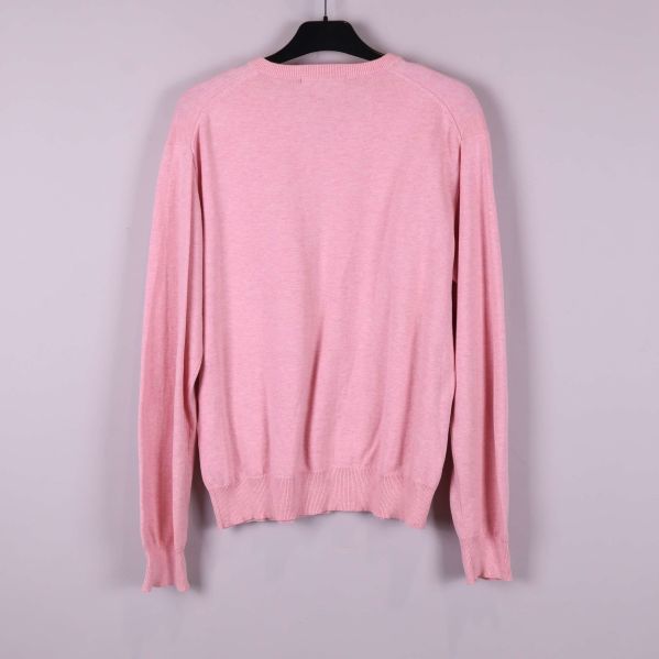 Baksidan av rosa v-ringad tröja på galge