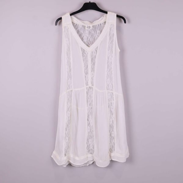 Vit ärmlös klänning med spets framtill