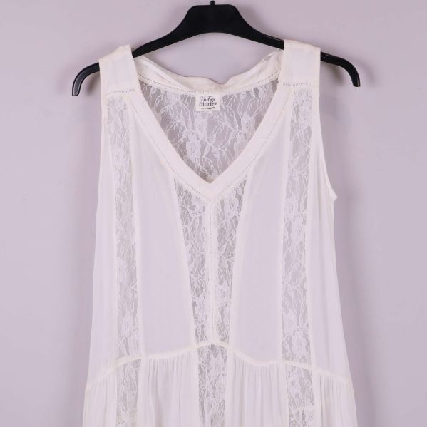 Övre del av klänning med spets och v-ringning