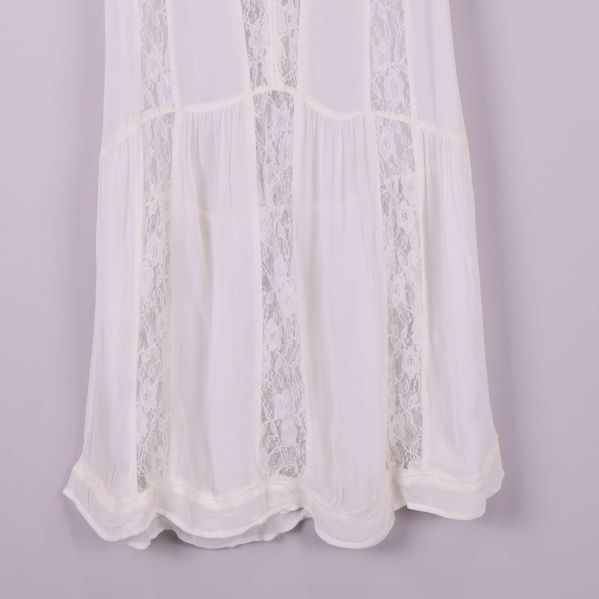 Nedre delen av klänning med volang och spets