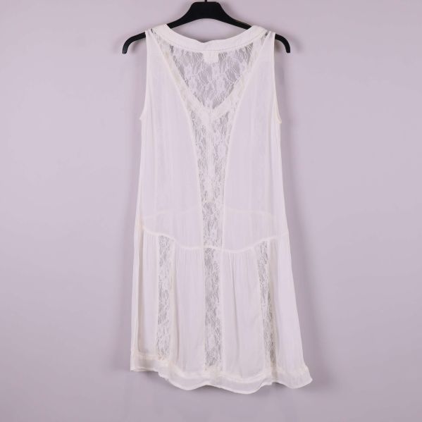 Vit ärmlös klänning med spets baktill