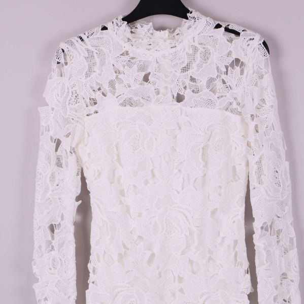 Närbild på överdel och ärmar i spetsmaterial