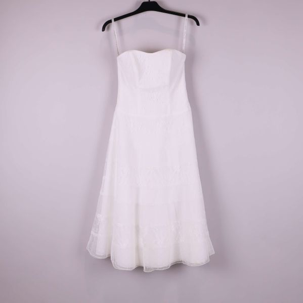 Vit axelbandslös klänning med spetsdetalj på galge framifrån