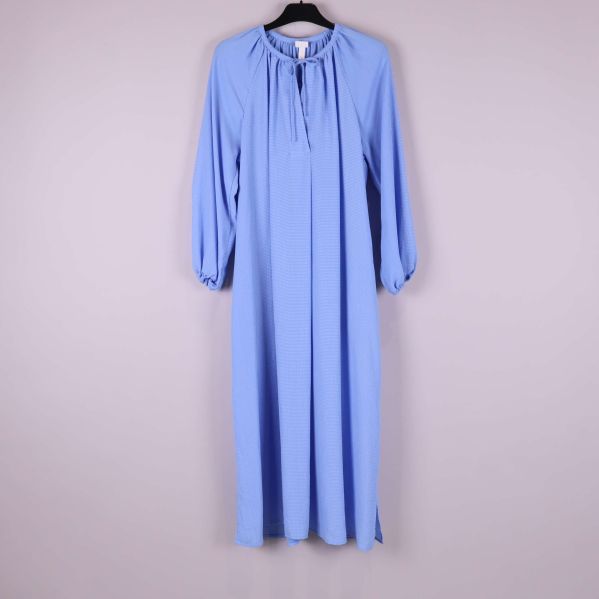 Ljusblå långklänning med långa ärmar på galge