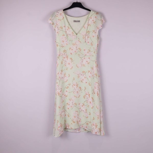 Framsidan av ljus blommig klänning på galge