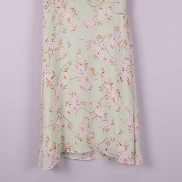 Nederdel av klänningen med blommigt mönster och svagt utställd kjol