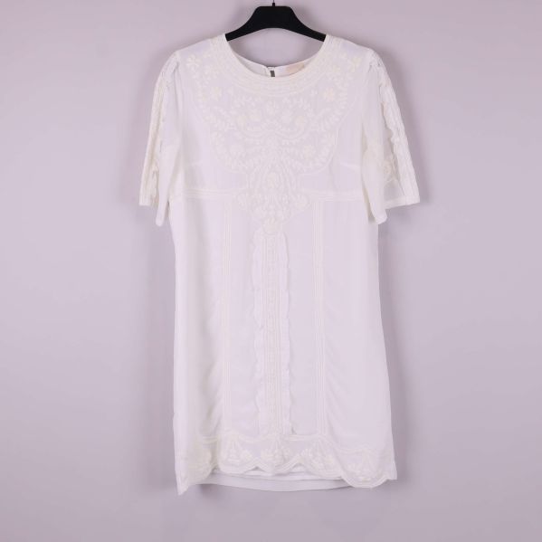 Vit kortärmad klänning med spets framtill på galge