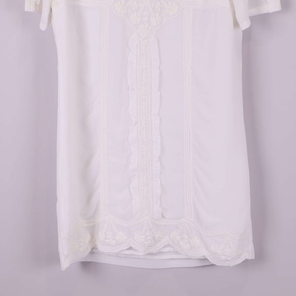 Nedre del av klänning med spetskant