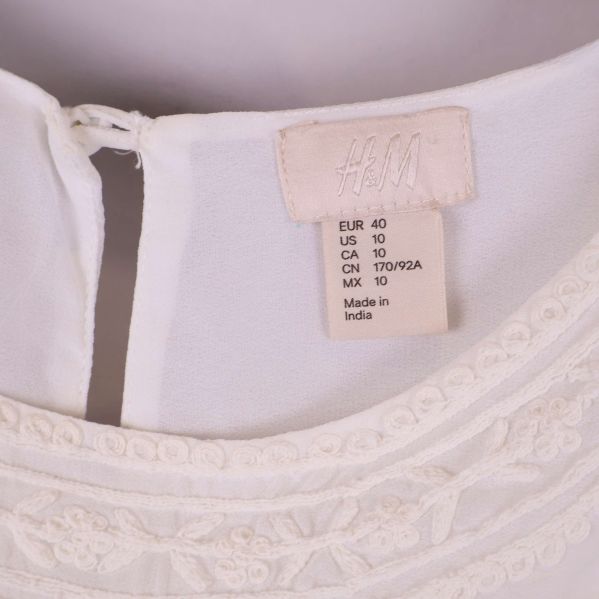 Närbild på H&M etikett med storlek 40 i halsen