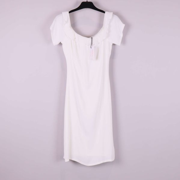 Vit sommarklänning med volang och kort ärm framifrån