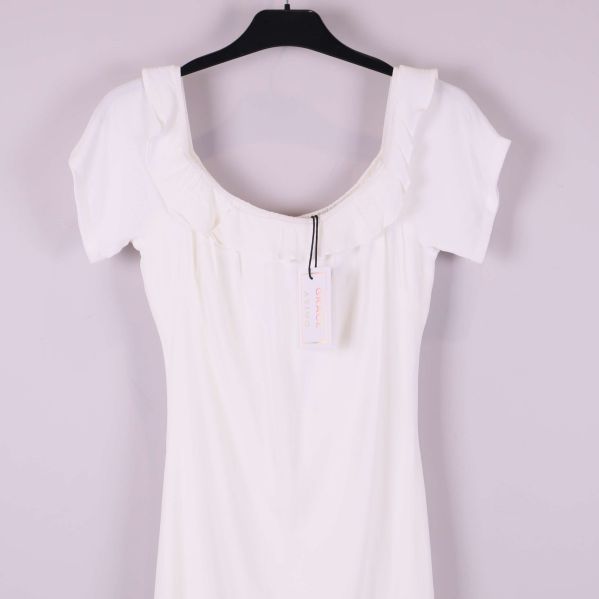 Närbild på halsringning och volangdetaljer