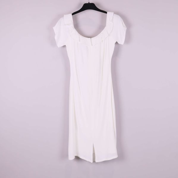 Vit sommarklänning bakifrån med slits nertill