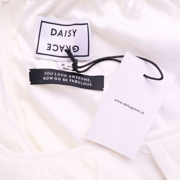 Närbild på etikett med märket Daisy Grace