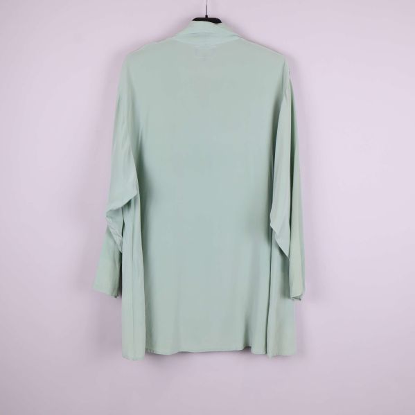 Skjortans baksida i ljusgrönt tyg utan detaljer