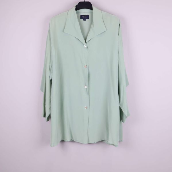 Ljusgrön skjorta med avslappnad passform framifrån