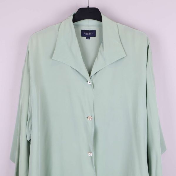 Främre del av skjortan med ljusa knappar