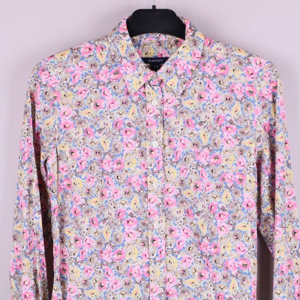 Närbild på skjortans krage och blommigt mönster