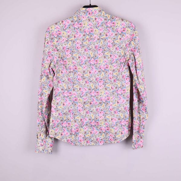 Skjorta med blommigt mönster och lång ärm upphängd bakifrån