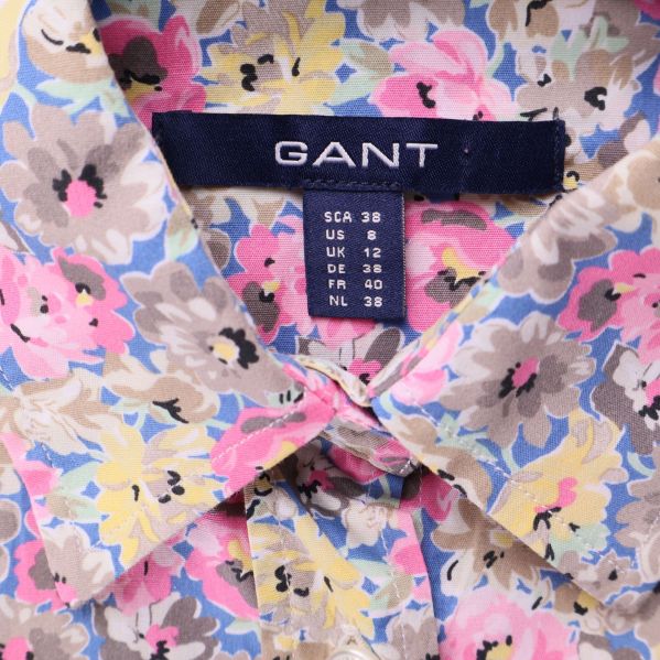 GANT-logotyp och storleksetikett i skjortans blommiga tyg