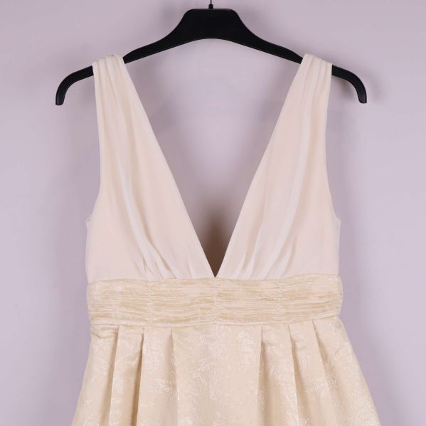 Övre del av klänning med djup rygg och midjedetalj