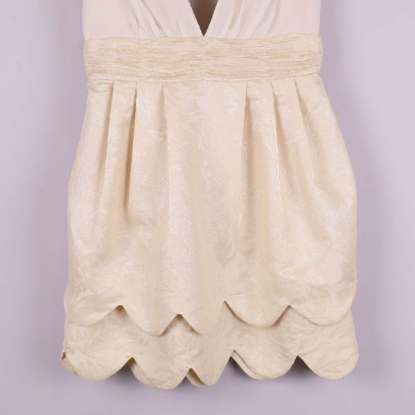 Närbild på kjol med struktur och scallop-formad nederkant