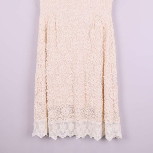 Nederdel av spetsklänning med transparent avslut