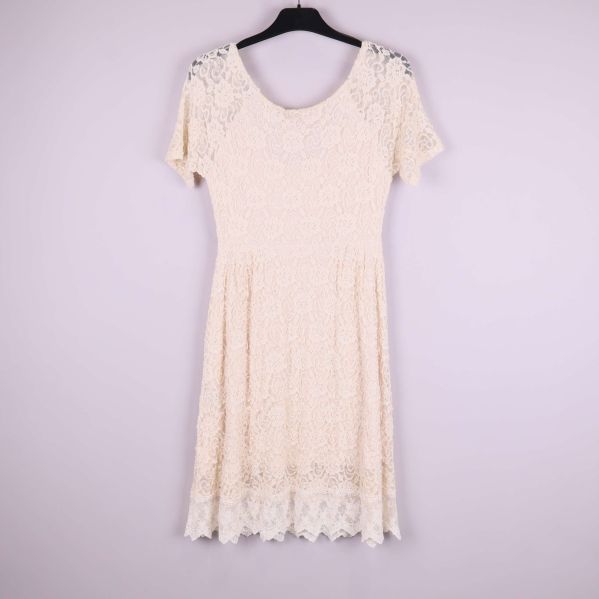 Baksidan av naturvit spetsklänning med kort ärm
