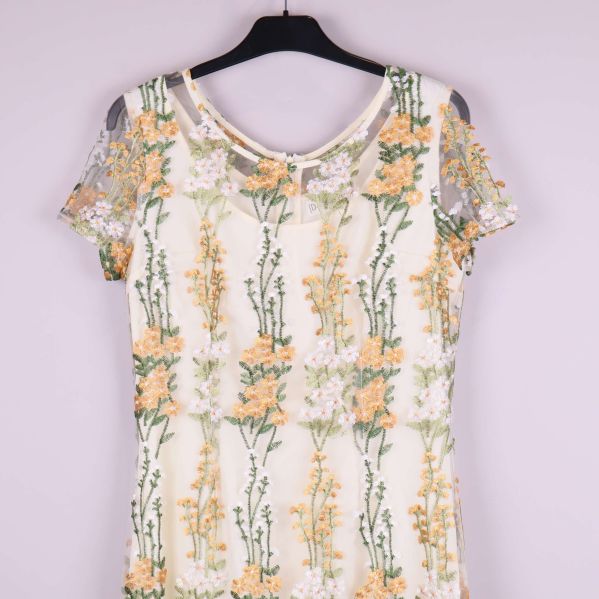 Övre del av blommig broderad klänning med mesh och kort ärm