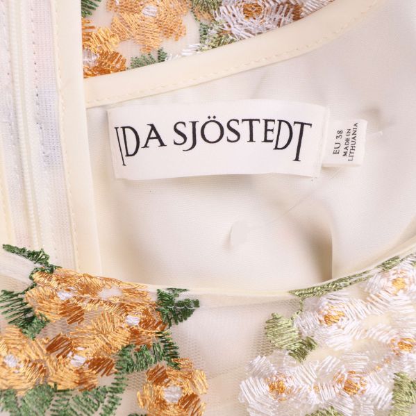 Närbild på Ida Sjöstedt-etikett i klänningens insida