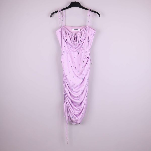 Lila klänning med blommönster på galge, helbild bakifrån