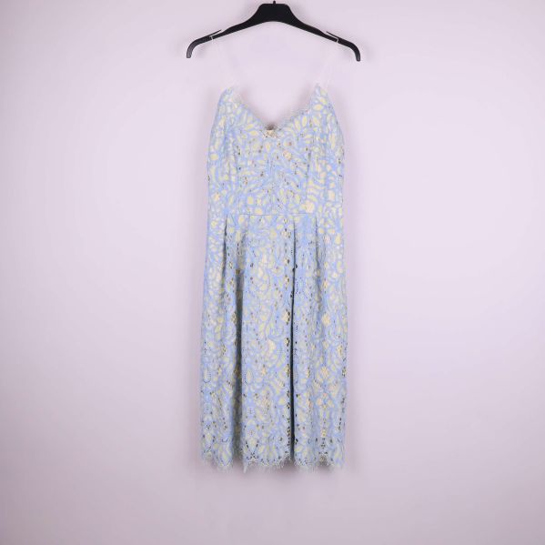 Framifrån helbild av klänning i blå och gul spets med axelband