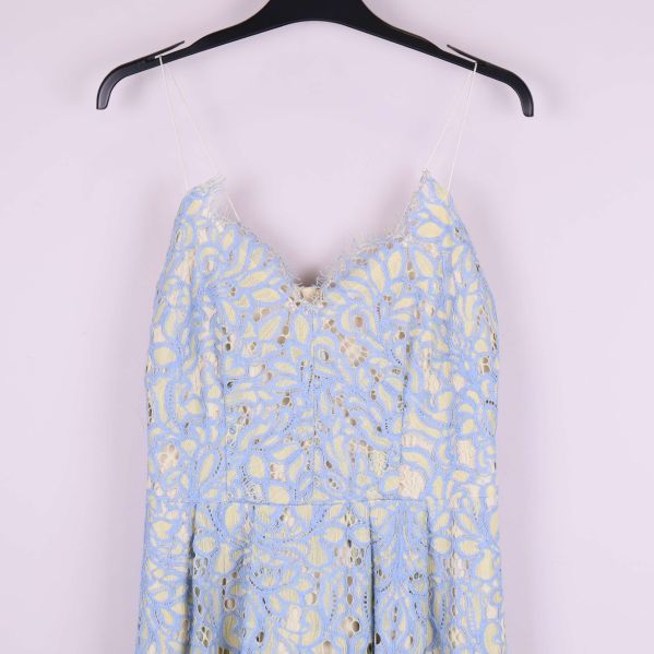 Övre delen av klänningen med V-ringning och axelband