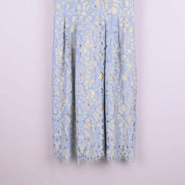 Nedre del av klänningen med spetskant och volym