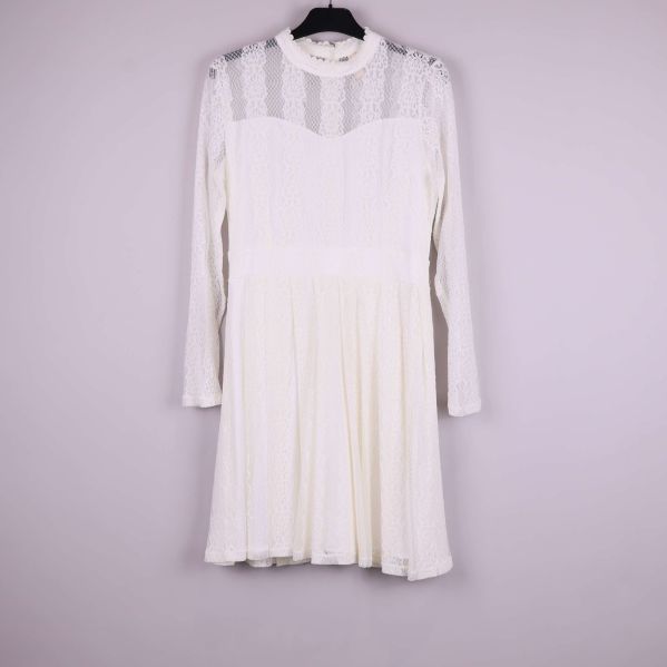 Vit spetsklänning med lång ärm fotograferad framifrån
