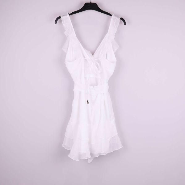 Vit omlottklänning med volanger på galge baksida