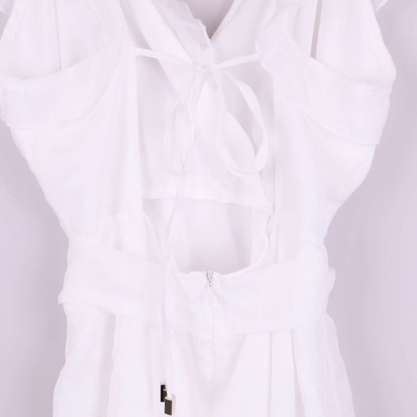 Närbild av klänningens midjedetaljer och snörning bak