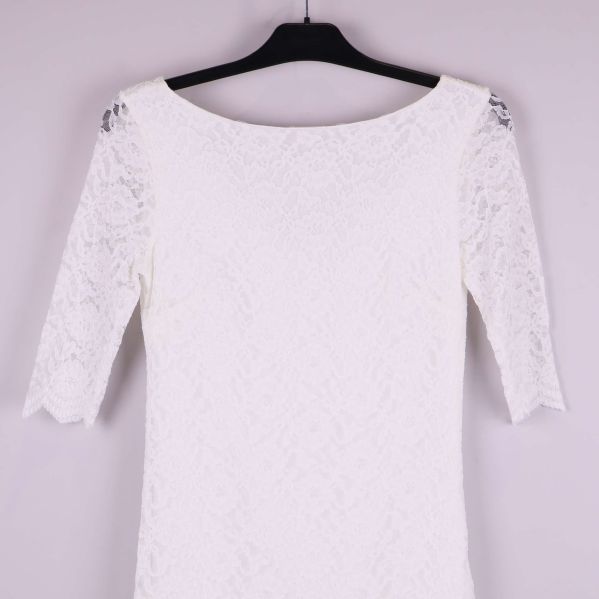 Närbild på klänningens överdel och spetsstruktur