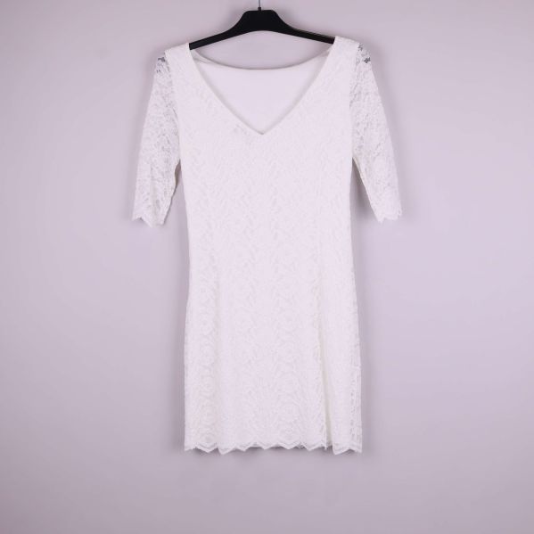 Vit spetsklänning med V-ringad rygg och halvärmade ärmar