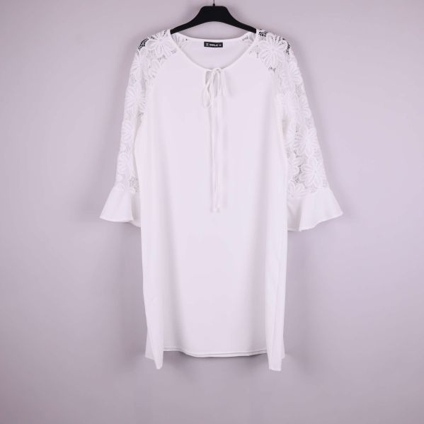 Vit klänning med spetsärmar hängande framifrån