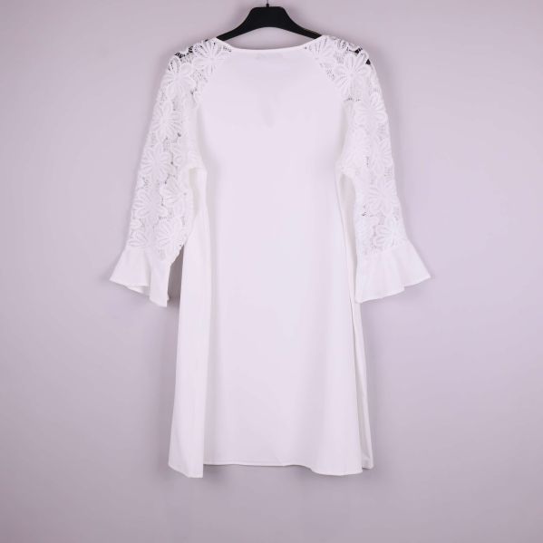 Vit klänning med spetsärmar bakifrån på galge