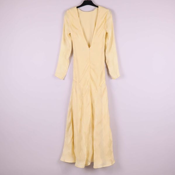 Lång gul klänning framifrån med djup v-ringning