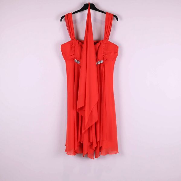 Röd klänning med strassdetalj framtill på galge