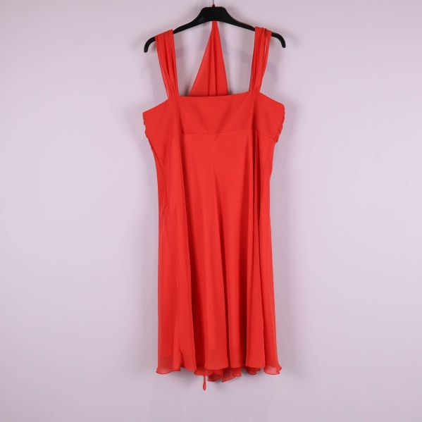 Baksida av röd klänning med breda axelband