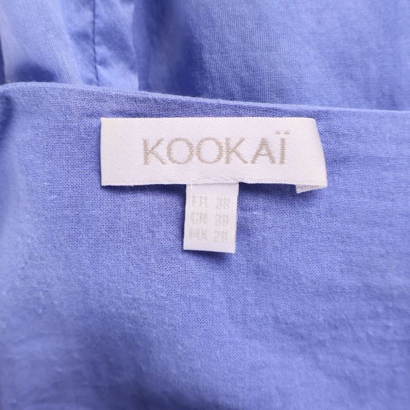 Närbild på KOOKAÏ etikett och storleksinformation i plagget