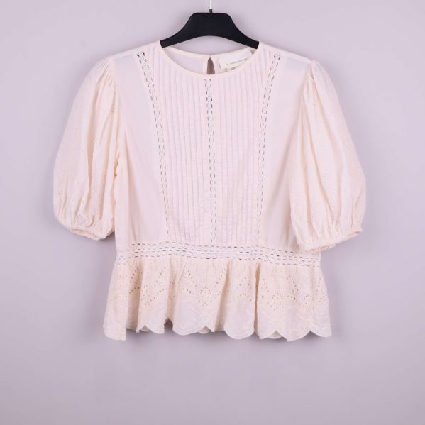 Krämvit broderad blus upphängd framifrån