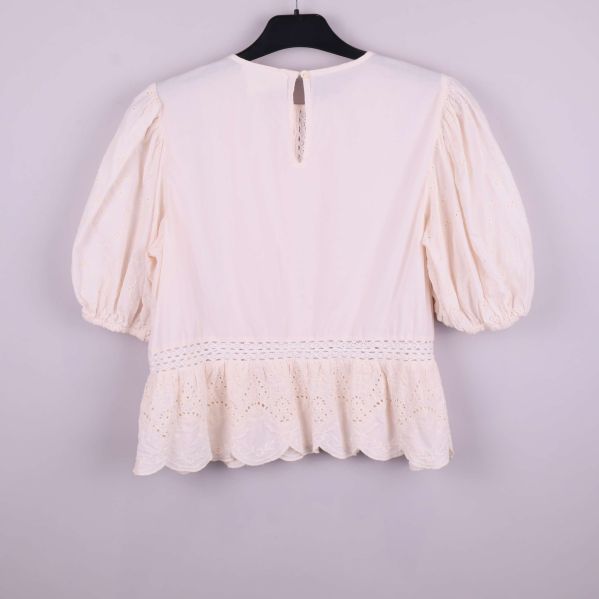 Krämvit broderad blus upphängd bakifrån